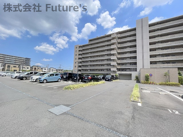 メイツガーデンズ三郷中央フロントコートの駐車場|敷地内駐車場1台分付き無料です