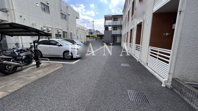 シャインの駐車場