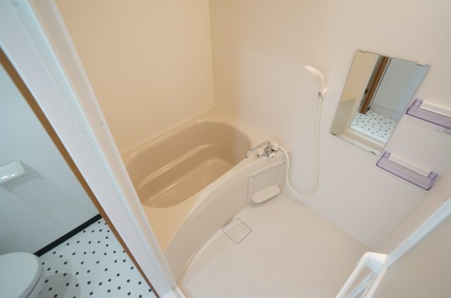 逆瀬川ビルの浴室