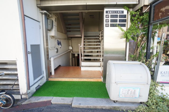 逆瀬川ビルのエントランス