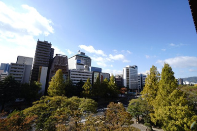 【展望】 | 【上質リノベ】ポレスター広島 | 【四季を感じる】
四季の移ろい・爽やかな青空や風を感じられ
自然を愉しめるパノラマビュー。
毎日の暮らしに余裕を感じさせてくれる、
遮る物の無い開放的な眺望を是非、ご堪能ください。