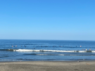 【周辺】 | 車で9分！一宮の海！
サーフィン好きやワンちゃんのお散歩にいかがでしょう。
多くの人でにぎわっております♪