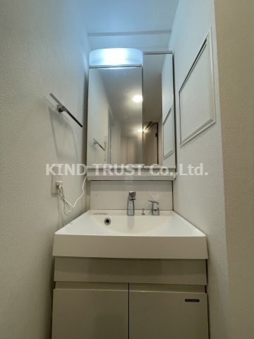 セレーノ南森町の洗面所|明るい洗面所です