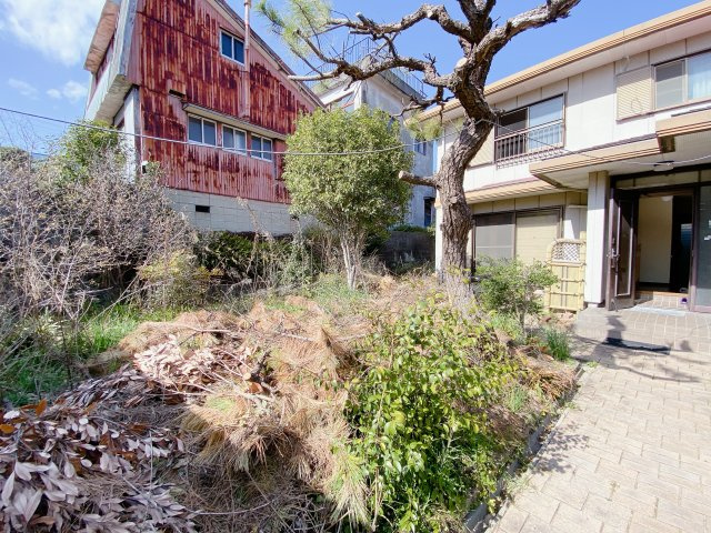 半田市乙川殿町の庭