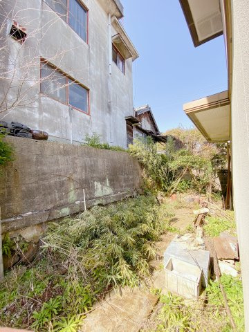 半田市乙川殿町の庭