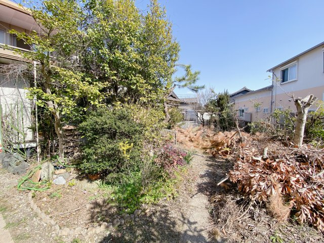 半田市乙川殿町の庭