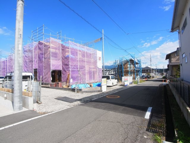 新築　渋川市八木原第12　Livele Garden.S　1号棟の前面道路含む現地写真|南側接道幅員約4.8ｍ		