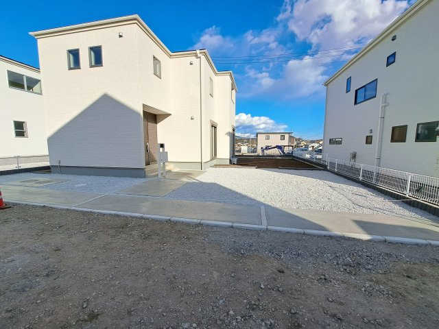 新築　渋川市八木原第12　Livele Garden.S　2号棟の駐車場|現地写真　 駐車スペース広々！3台置けます♪					
