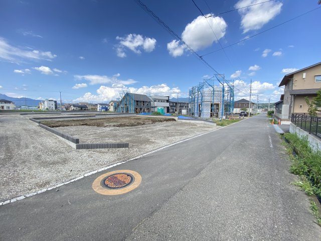 新築　渋川市八木原第12　Livele Garden.S　3号棟の前面道路含む現地写真|南側接道幅員約4.8ｍ		