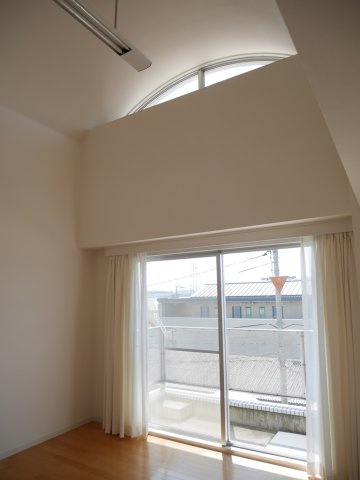 アーバンモールの洋室|洋室の天井は吹き抜けで開放的です