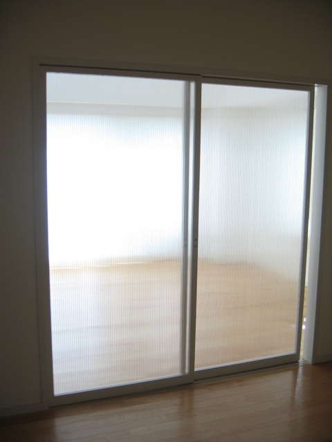 アーバンモールの内装|リビングと洋室の建具。アクリル板でおしゃれです。