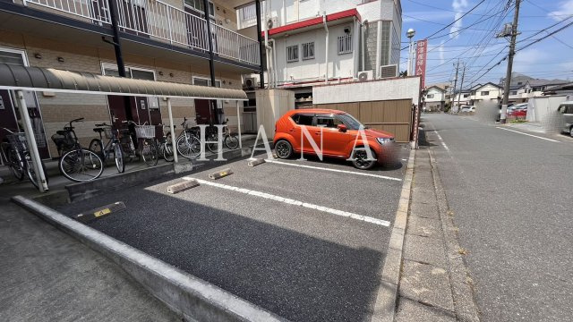 レオパレスCLOVERの駐車場