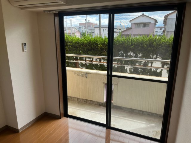 アペックス開発の展望|洋室窓からバルコニーに出られます。洋室からの眺望です