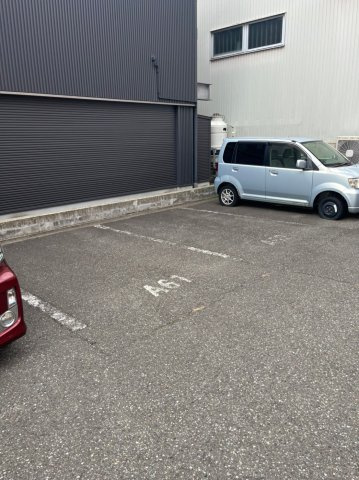 アペックス開発の駐車場|敷地内駐車場は現在（令和5年8月9日）、この軽区画（Ａ６１）のみ空きがあります。月額2500円とリーズナブルで軽車の出し入れも比較的しやすい場所です。お急ぎください！