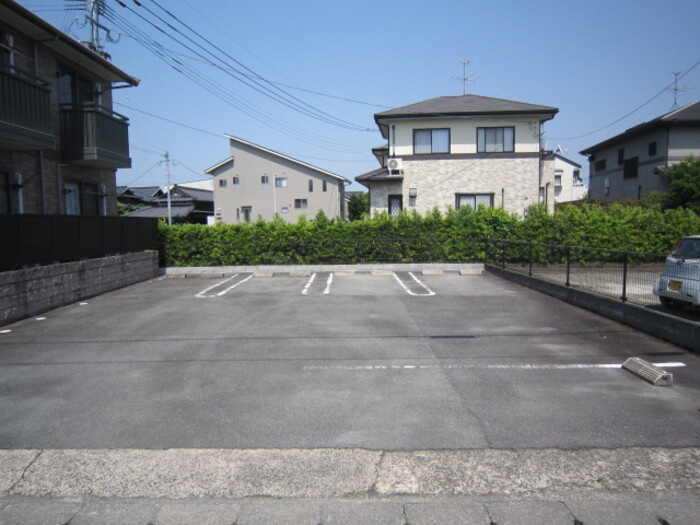 ピュア南高江の駐車場