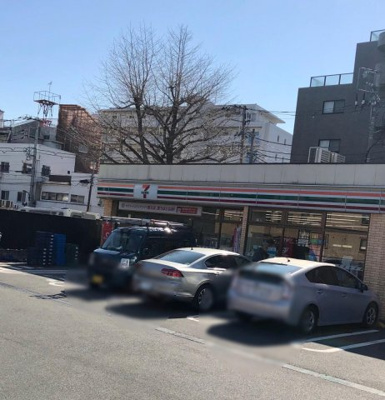 【周辺】 | 新宿区上落合１丁目　建築条件無売地 | セブン-イレブン 新宿下落合駅北店　徒歩4分（約300m）駐車場完備
都内には珍しい駐車場付き！