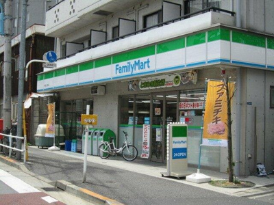 【周辺】 | 新宿区上落合１丁目　建築条件無売地 | ファミリーマート 新宿上落合店　徒歩4分（約350m）
品揃え◎