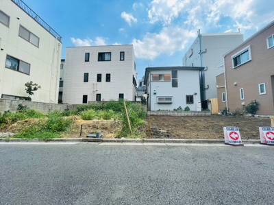 【展望】 | 新宿区上落合１丁目　建築条件無売地 | 全2区画建築条件なし売地、弊社支店より徒歩数秒！直ぐにご対応可能です！
若干南側抜けております！