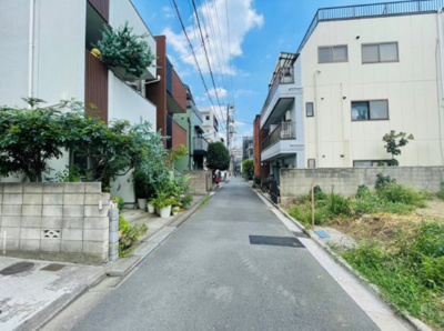 【外観】 | 新宿区上落合１丁目　建築条件無売地 | 全2区画建築条件なし売地、弊社支店より徒歩数秒！直ぐにご対応可能です！
近くにパーキングが多く、穴場の月極駐車場知ってます！ただ、本物件に車庫を作ることもできます！