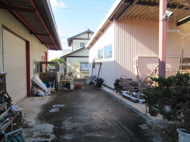 津山市押入　売店舗倉庫の外観
