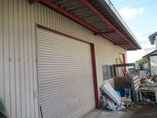 津山市押入　売店舗倉庫の外観