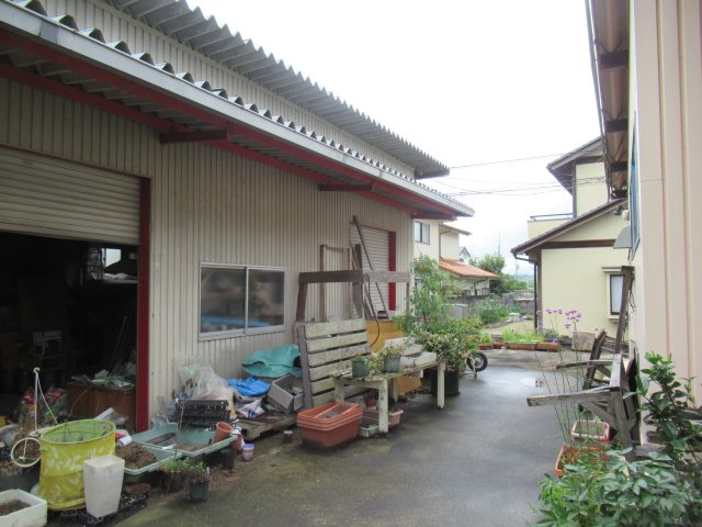 津山市押入　売店舗倉庫の外観