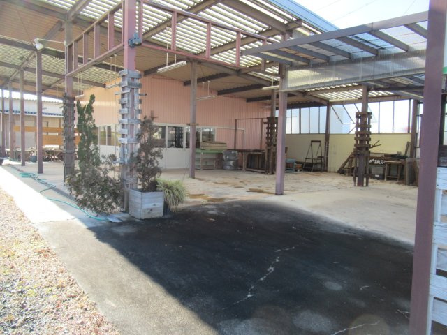 津山市押入　売店舗倉庫の外観