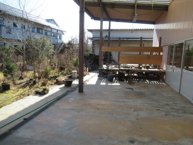 津山市押入　売店舗倉庫の外観