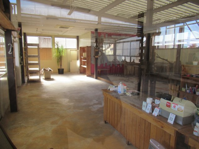 津山市押入　売店舗倉庫の内装