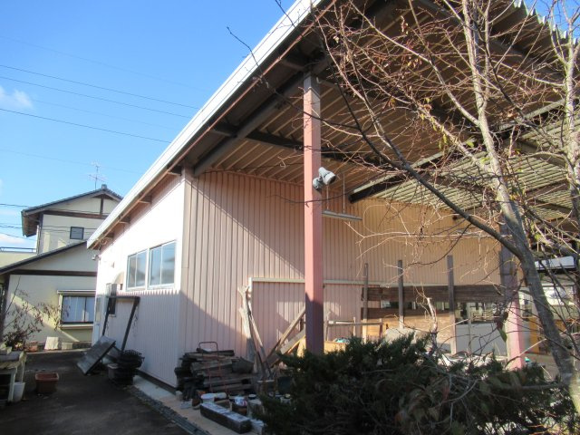 津山市押入　売店舗倉庫の外観