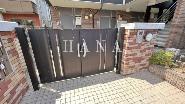 レオパレスルーナのエントランス