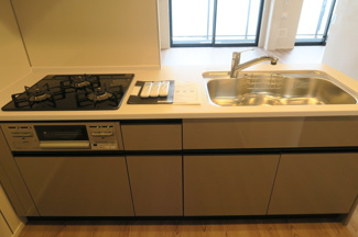 【キッチン】 | ルフォンプログレ上野マークス | 3口コンロのキッチンです。
高級賃貸マンション。
上野の賃貸物件。
「ルフォンプログレ上野マークス」のことなら(株)メイワ・エステートへ