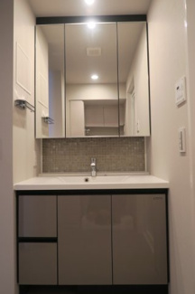 【洗面所】 | ルフォンプログレ上野マークス | 収納力のある洗面台です。
高級賃貸マンション。
上野の賃貸物件。
「ルフォンプログレ上野マークス」のことなら(株)メイワ・エステートへ