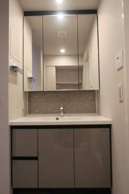 【洗面所】 | ルフォンプログレ上野マークス | 収納力のある洗面台です。
高級賃貸マンション。
上野の賃貸物件。
「ルフォンプログレ上野マークス」のことなら(株)メイワ・エステートへ