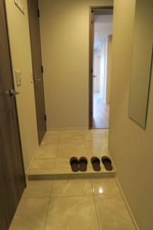 【玄関】 | ルフォンプログレ上野マークス | 玄関には姿見があります。
高級賃貸マンション。
上野の賃貸物件。
「ルフォンプログレ上野マークス」のことなら(株)メイワ・エステートへ