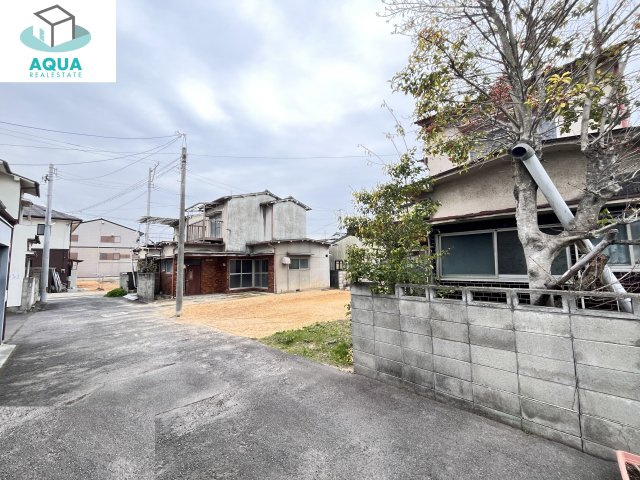 高松市木太町戸建ての前面道路含む現地写真|２棟古家があり、西側の建物は更地にしております。駐車場スペースとしても資材置き場としても活用様々ですね？