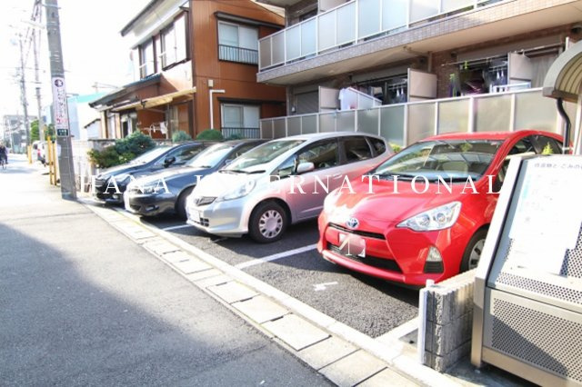 アスタシオンの駐車場