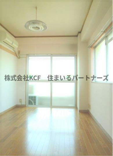 里村ビルの寝室|開放的な寝室です