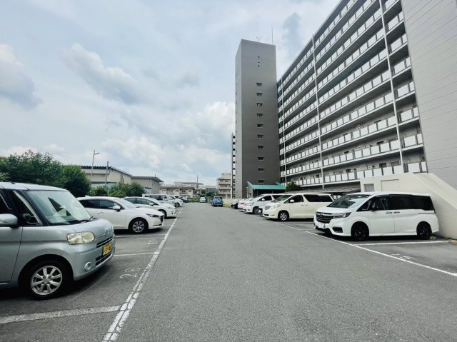 ガーデンハイム梅津の駐車場