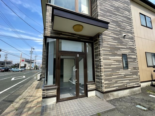 小松貸店舗のエントランス