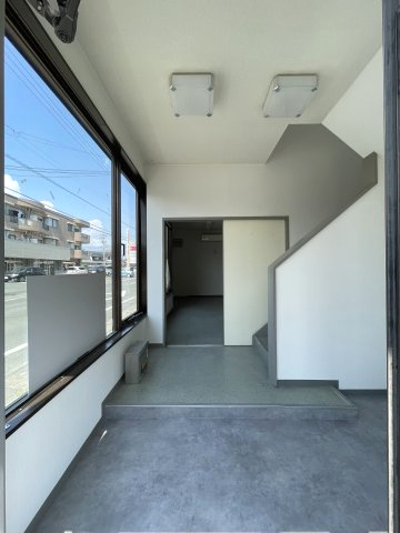 小松貸店舗の玄関