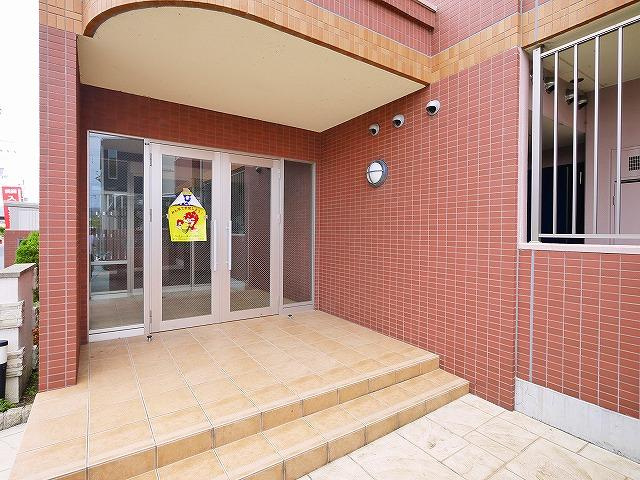 カーサレイメイ　Ａ棟のエントランス|毎日通るエントランスはこのようになっています