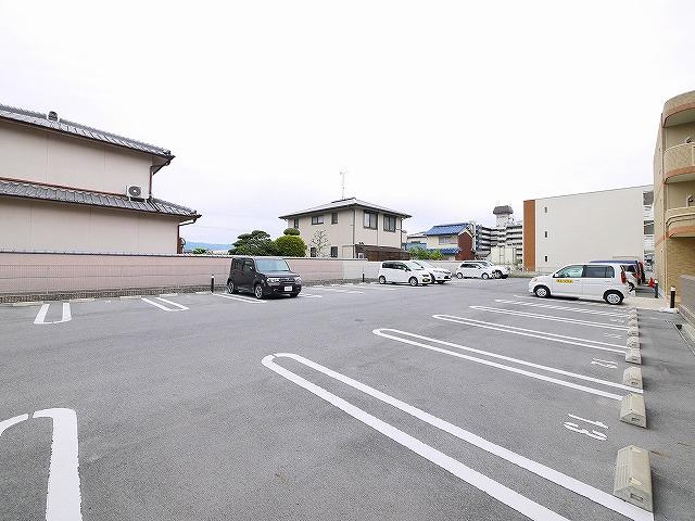 カーサレイメイ　Ａ棟の駐車場|駐車スペースもあります