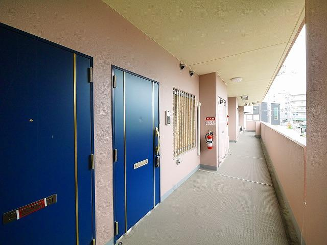 カーサレイメイ　Ａ棟のその他共用部分|見通しの良い通路です