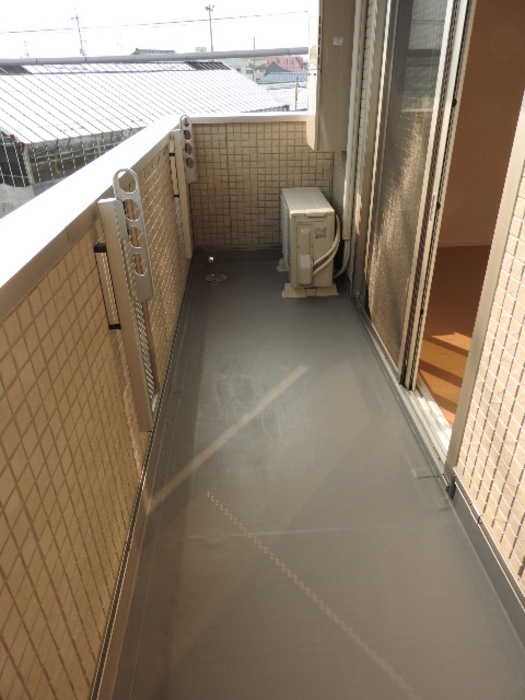 ビスターレのバルコニー|外からの目が気にならないバルコニーで洗濯物が干せます