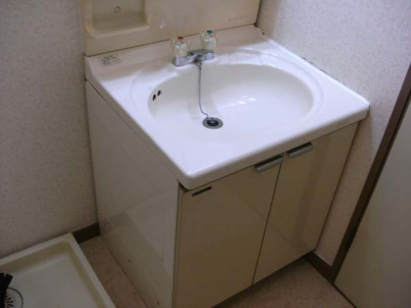 ABCライフ東岸和田の独立洗面台|朝の支度にも助かる、独立の洗髪洗面化粧台