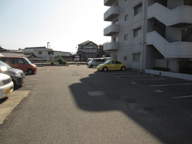 パストラーレ久米田の駐車場|駐車場があるので、車を買う予定の方も安心です