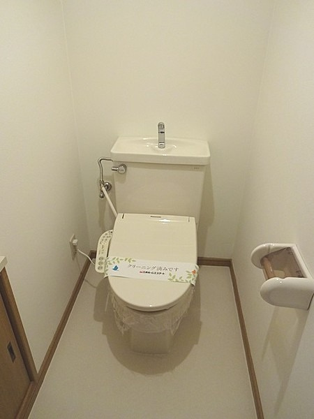 レジデンス岸和田のトイレ|落ち着いた色調のトイレです