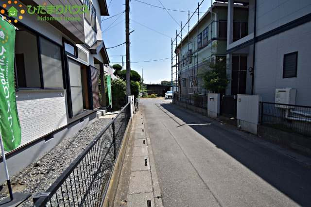 上尾市畔吉　中古一戸建ての前面道路含む現地写真