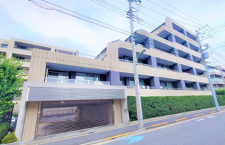 【外観】 | 【 Appearance 】
存在感のある建物は、居住者の拠点としてずっと価値を持ち続ける。今もそこでじっと佇み、居住者の安全や安心を守ってくれています。